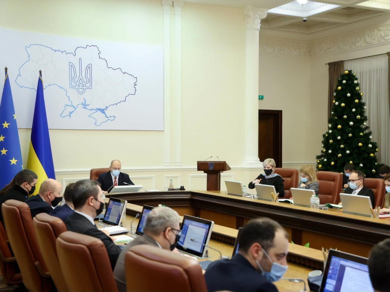 Кабмин принял решение о повышении зарплат врачам и медсестрам