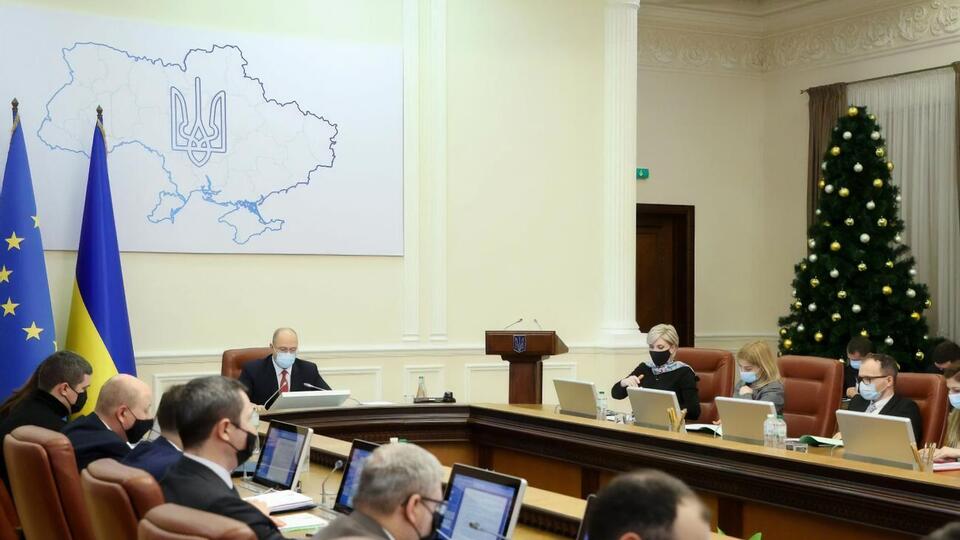 Кабмін ухвалив рішення про підвищення зарплат лікарям і медсестрам