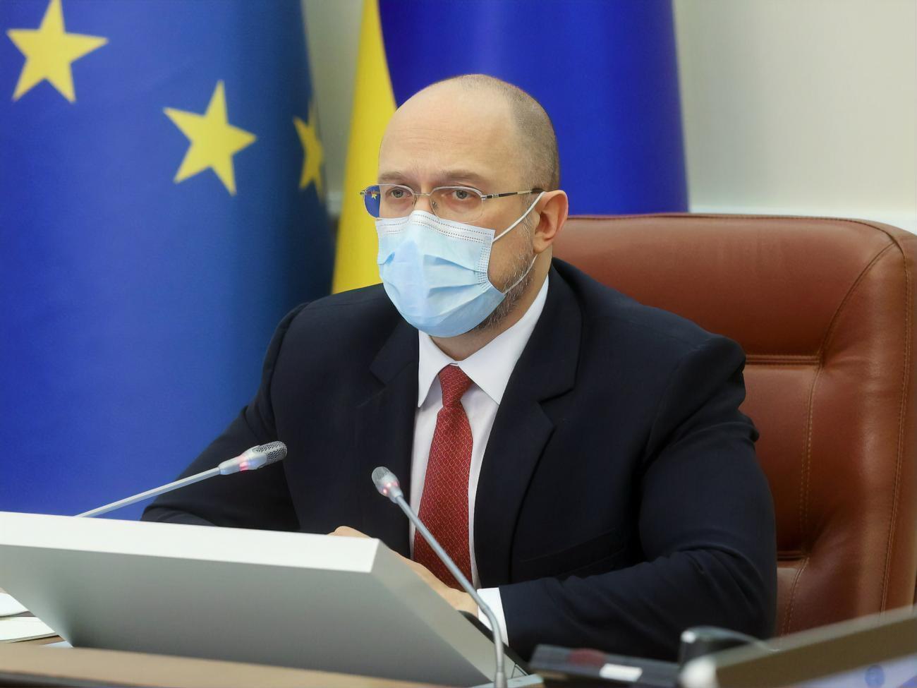 Шмигаль анонсував поетапне підвищення пенсійних виплат у 2022 році