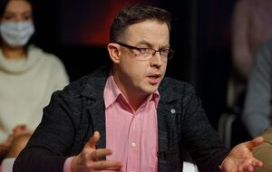 За словами Дроздова, після зміни власника журналістам "4 каналу" "виставили параметри", з якими він не погодився