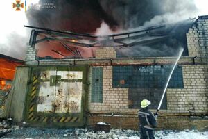 Пожар тушат 27 человек