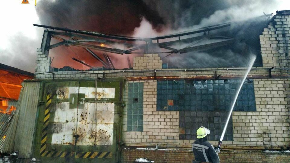 Пожежу гасить 27 людей