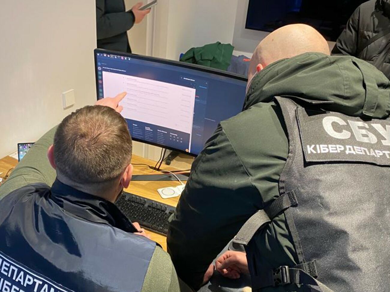 Правоохранители провели обыски по месту фактического проживания фигурантов и в их автомобилях