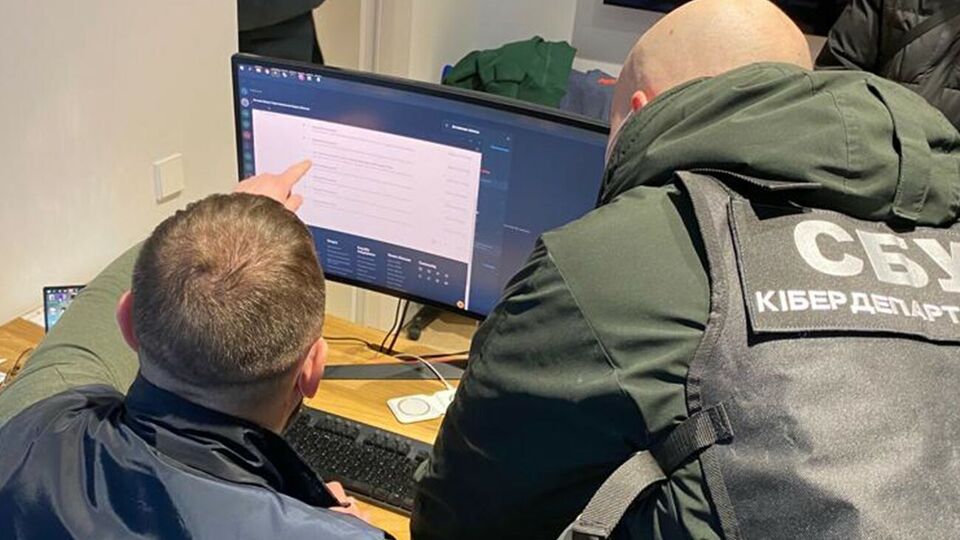 Правоохоронці провели обшуки за місцем фактичного проживання фігурантів та в їхніх автомобілях