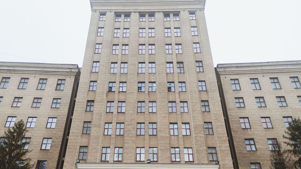 Предварительно, возгорание возникло в подсобном помещении актового зала университета, отметили в ГСЧС