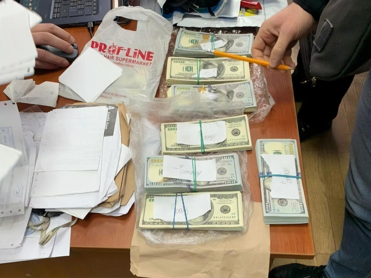 По данным следствия, сотрудник ОГПУ предложил бизнесмену за вознаграждение решить проблемы, связанные с уголовным преследованием