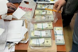 По данным следствия, сотрудник ОГПУ предложил бизнесмену за вознаграждение решить проблемы, связанные с уголовным преследованием