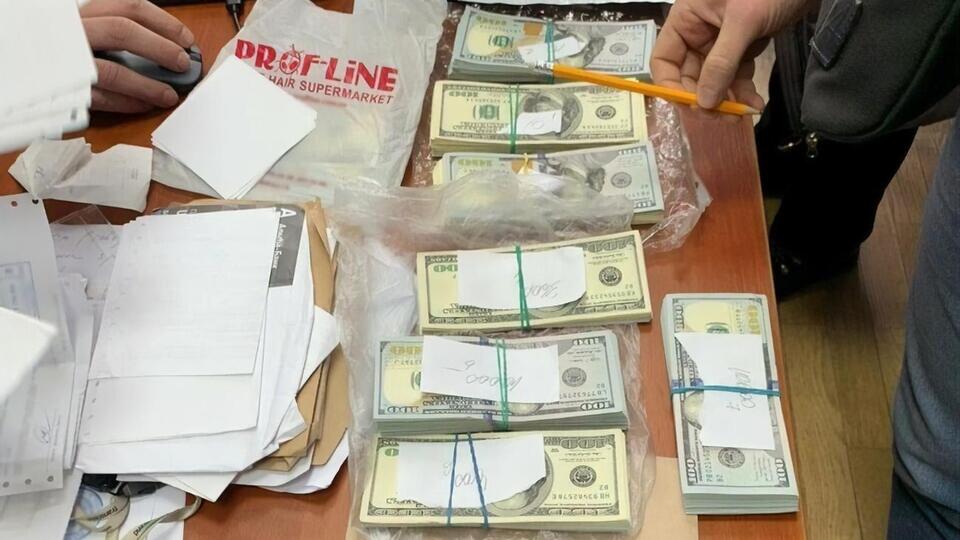 По данным следствия, сотрудник ОГПУ предложил бизнесмену за вознаграждение решить проблемы, связанные с уголовным преследованием