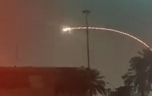 По дипмиссии выпустили три ракеты из района Карара города Аль-Дора