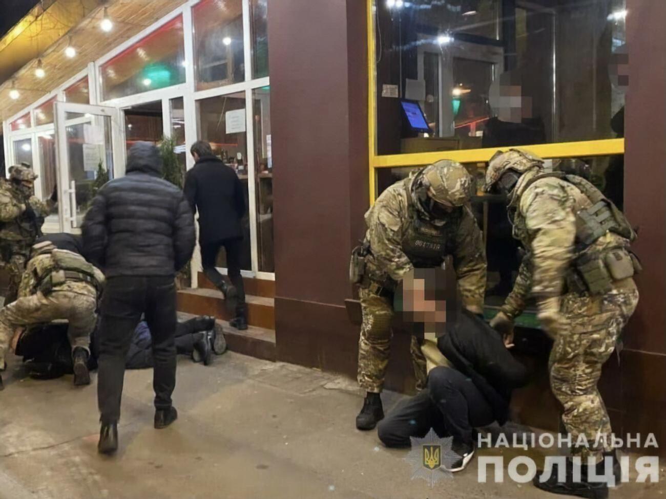 Правоохоронці задокументували чотири епізоди протиправної діяльності та затримали 10 учасників групи