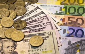 Гривна замедлила падение к доллару и продолжила понижаться к евро