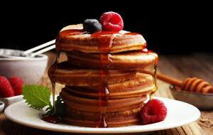 Готовые оладьи нужно полить медом или сиропом