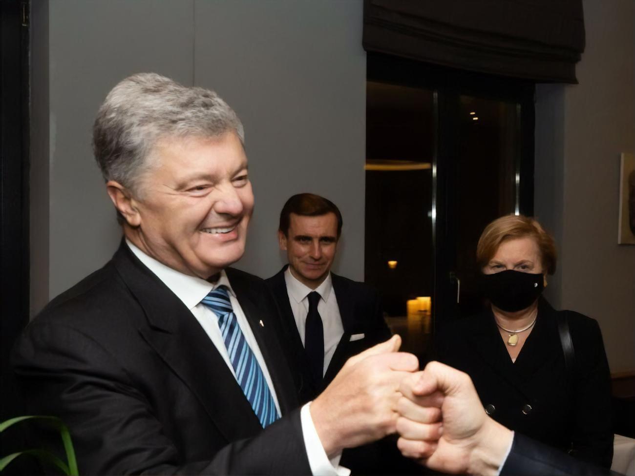 Порошенко зараз перебуває у закордонній поїздці, він анонсував повернення в Україну 17 січня