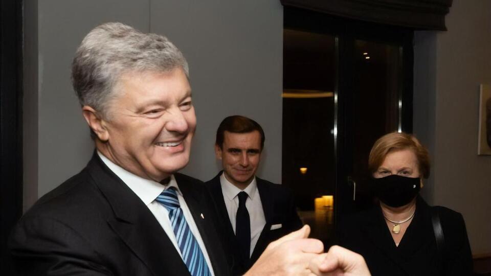 Порошенко зараз перебуває у закордонній поїздці, він анонсував повернення в Україну 17 січня