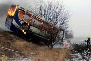 После столкновения транспортные средства загорелись