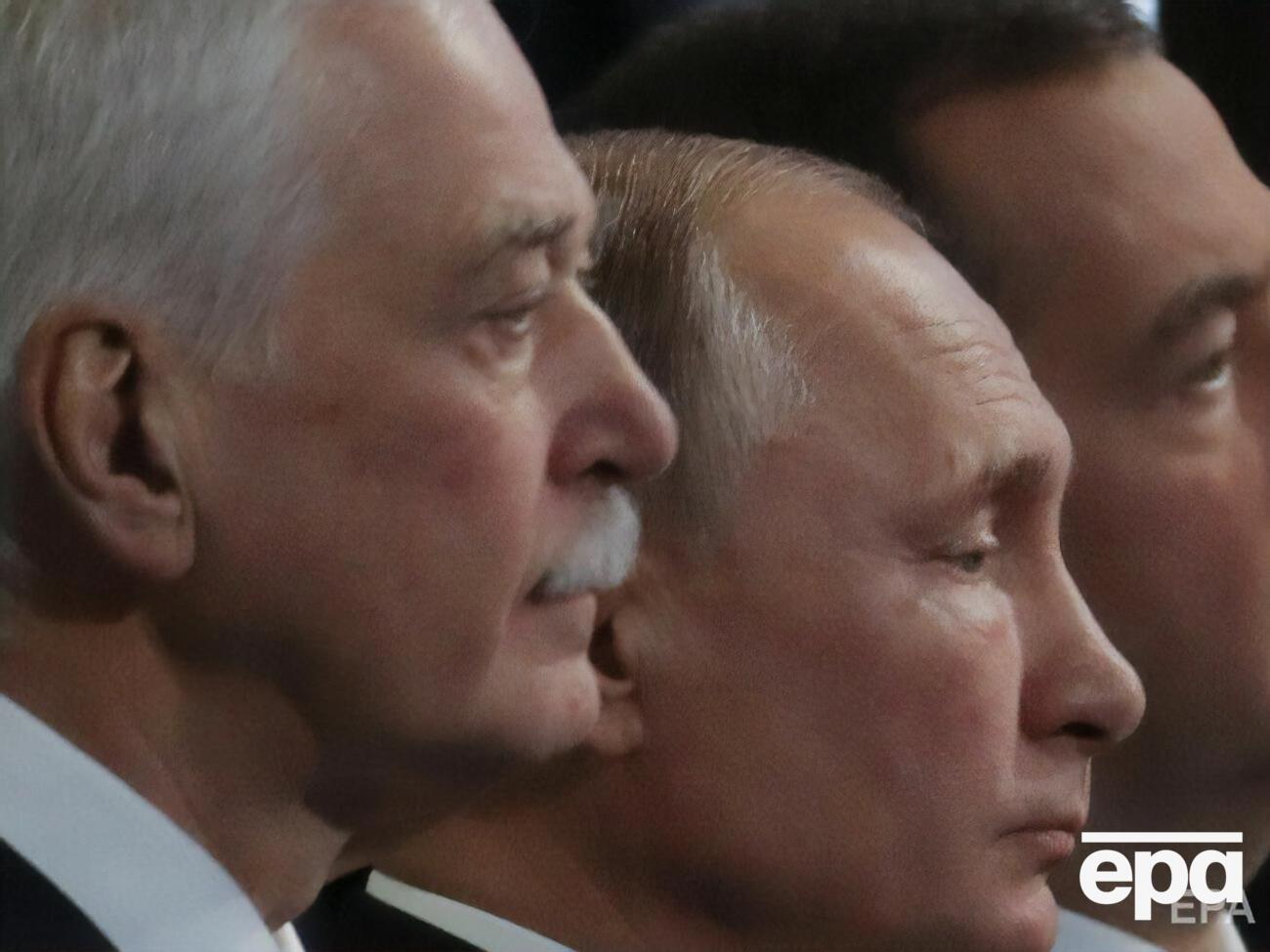 Гризлов (на фото зліва)&nbsp;&ndash; голова вищої ради партії "Единая Россия" з 2002 року, російську делегацію у ТКГ очолює із 2015-го