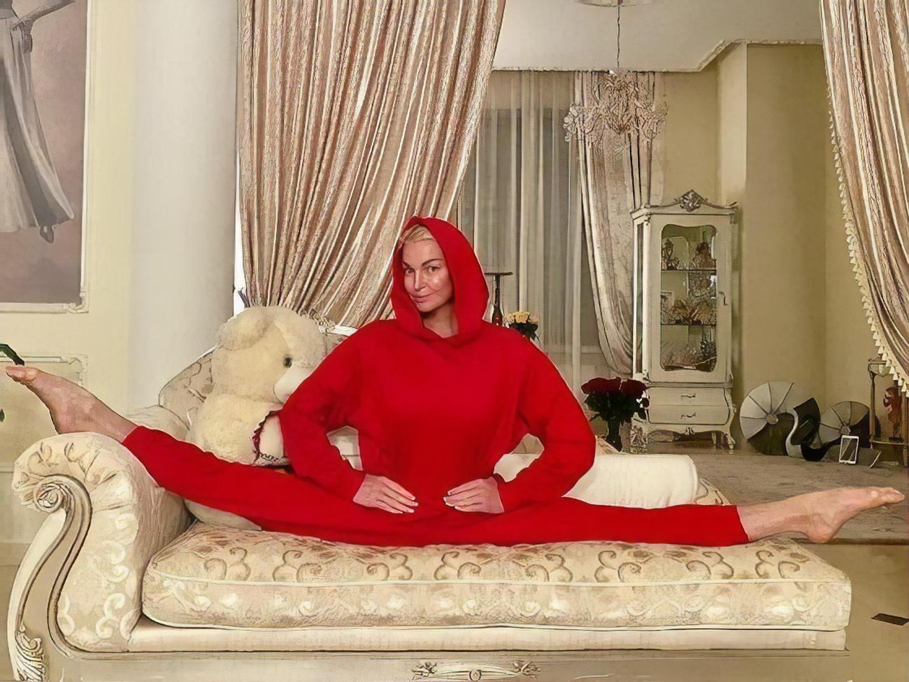 Волочкова: Тим, хто засуджує, я завжди кажу: "Добрі люди, а ось ви самі сядьте на шпагат"