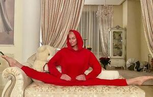 Волочкова: Тим, хто засуджує, я завжди кажу: "Добрі люди, а ось ви самі сядьте на шпагат"