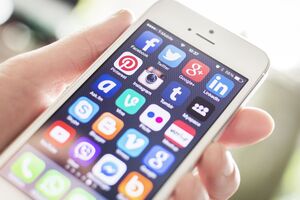 По словам автора петиции, в упомянутых соцсетях по умолчанию предлагается контент из Российской Федерации