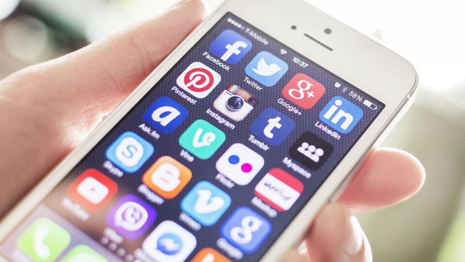 По словам автора петиции, в упомянутых соцсетях по умолчанию предлагается контент из Российской Федерации