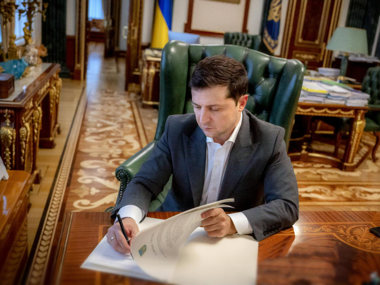 Зеленский подписал указ о продлении безвизового режима для британцев на один год