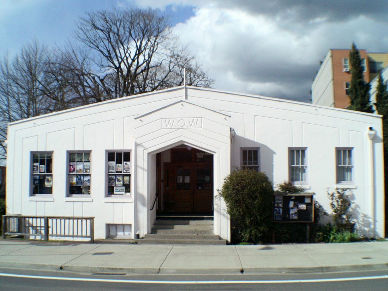 Стрельба началась на парковке возле здания