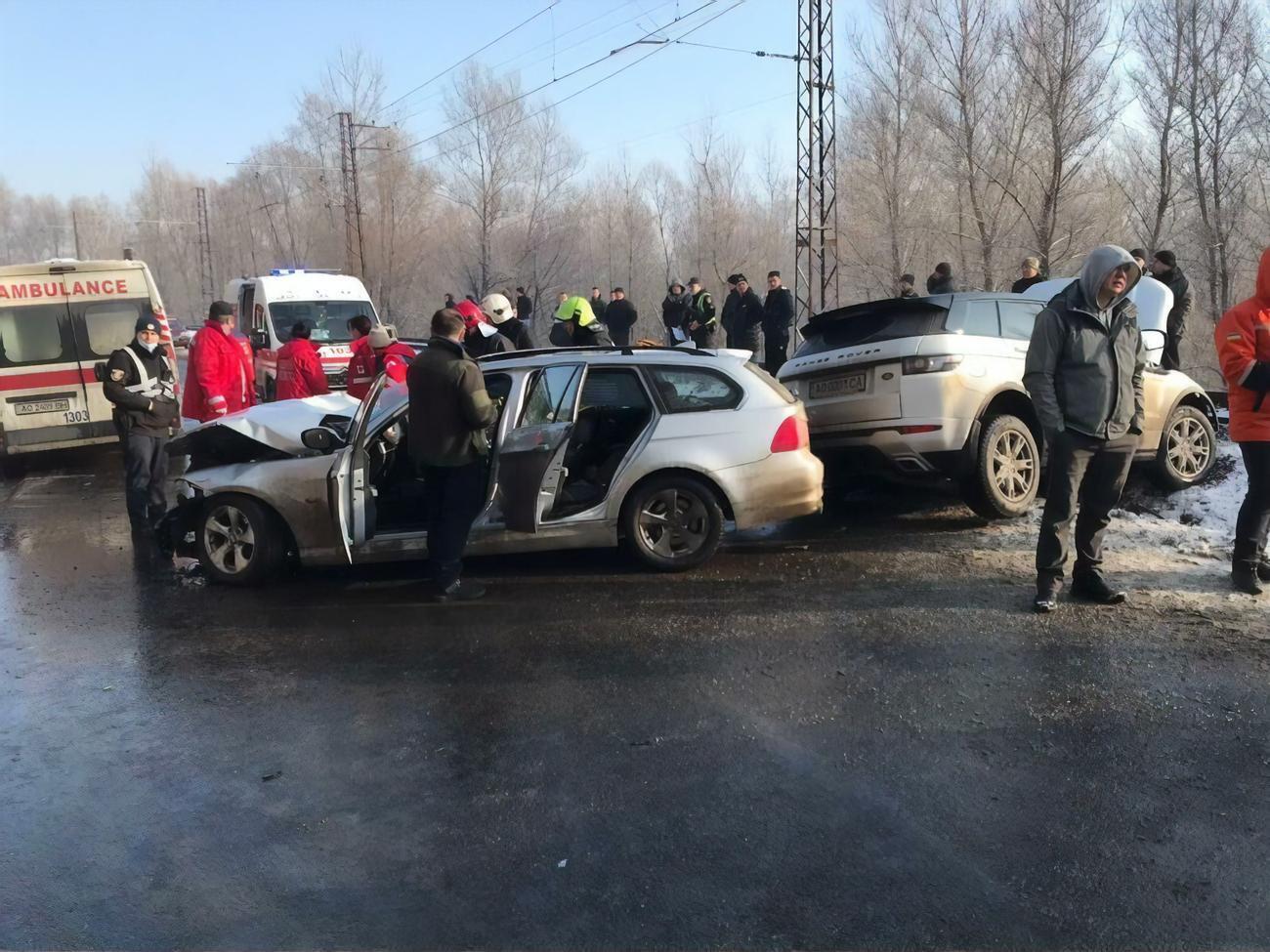 Пострадавших в результате столкновения двух автомобилей госпитализировали