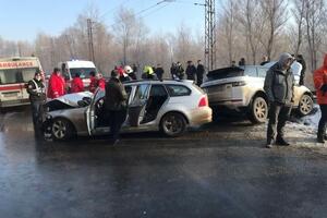 Пострадавших в результате столкновения двух автомобилей госпитализировали