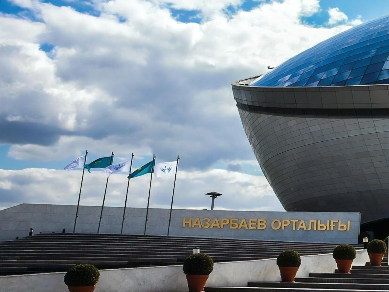 Напис із Назарбаєвим зник, зокрема, біля фонду його імені