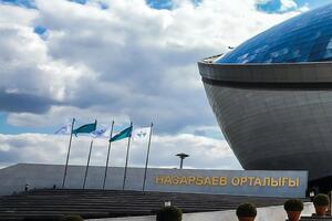 Надпись с Назарбаевым пропала в том числе возле фонда его имени