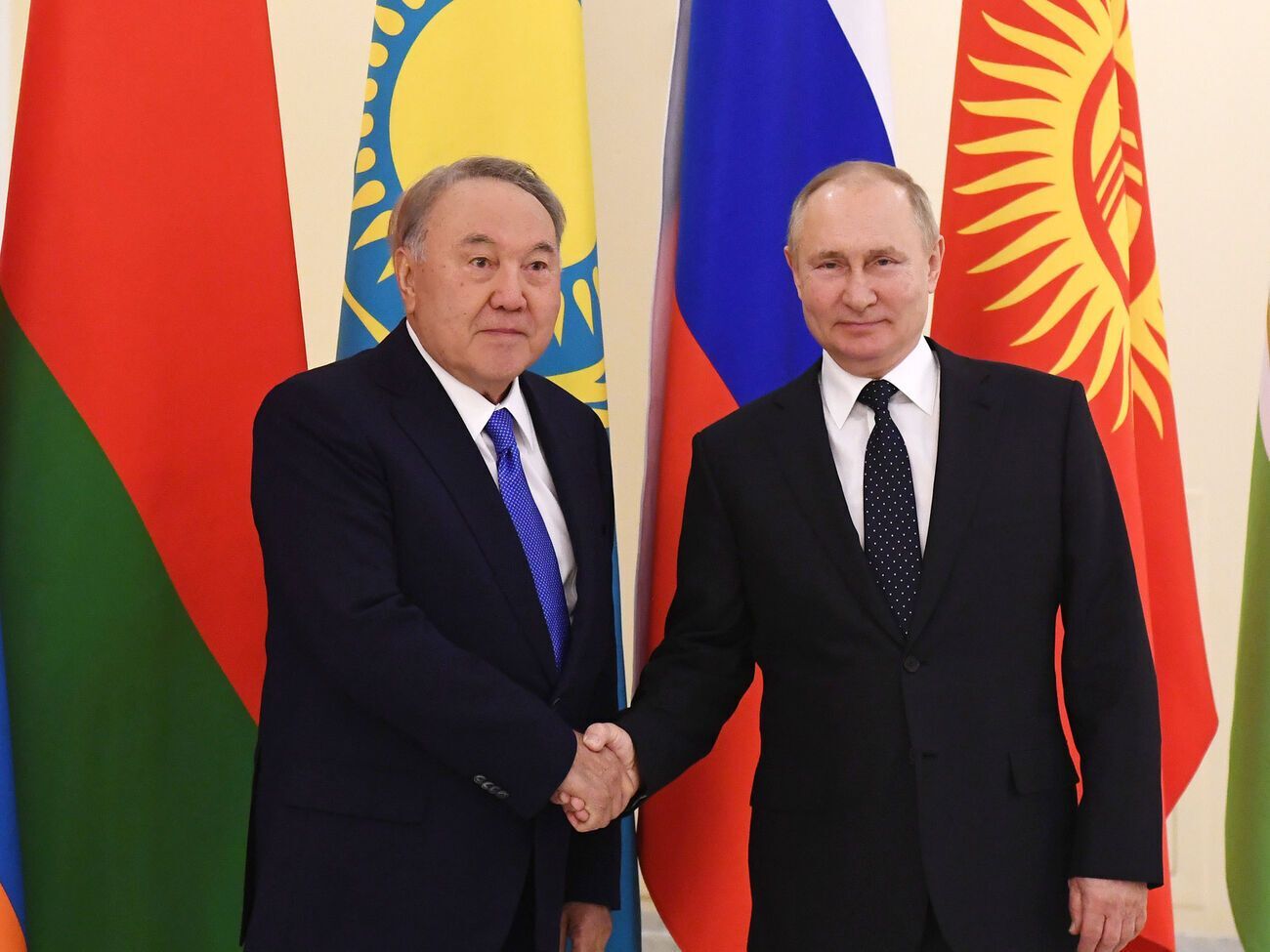 На саммит СНГ Назарбаева (на фото слева) приглашал Путин