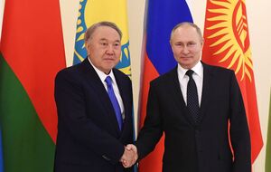 На саммит СНГ Назарбаева (на фото слева) приглашал Путин