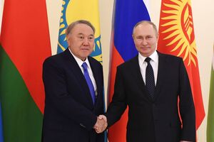 На саммит СНГ Назарбаева (на фото слева) приглашал Путин