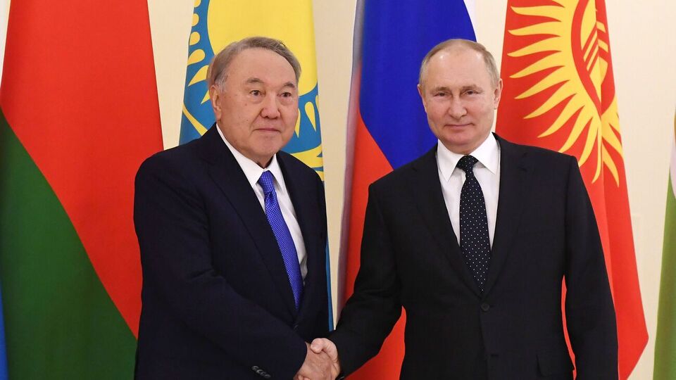 На саммит СНГ Назарбаева (на фото слева) приглашал Путин