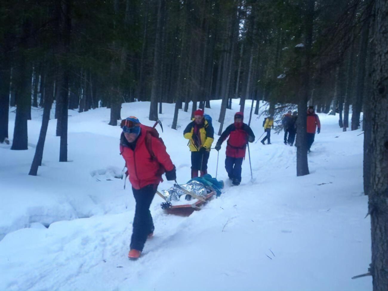 Двох потерпілих під час падіння рятувальники доправили на базу