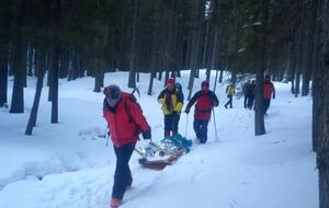 Двох потерпілих під час падіння рятувальники доправили на базу
