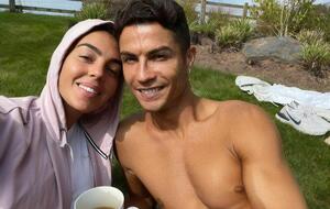 В октябре 2021 года Криштиану Роналду сообщил, что Джорджина Родригес беременна двойней