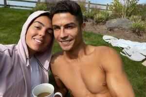 В октябре 2021 года Криштиану Роналду сообщил, что Джорджина Родригес беременна двойней