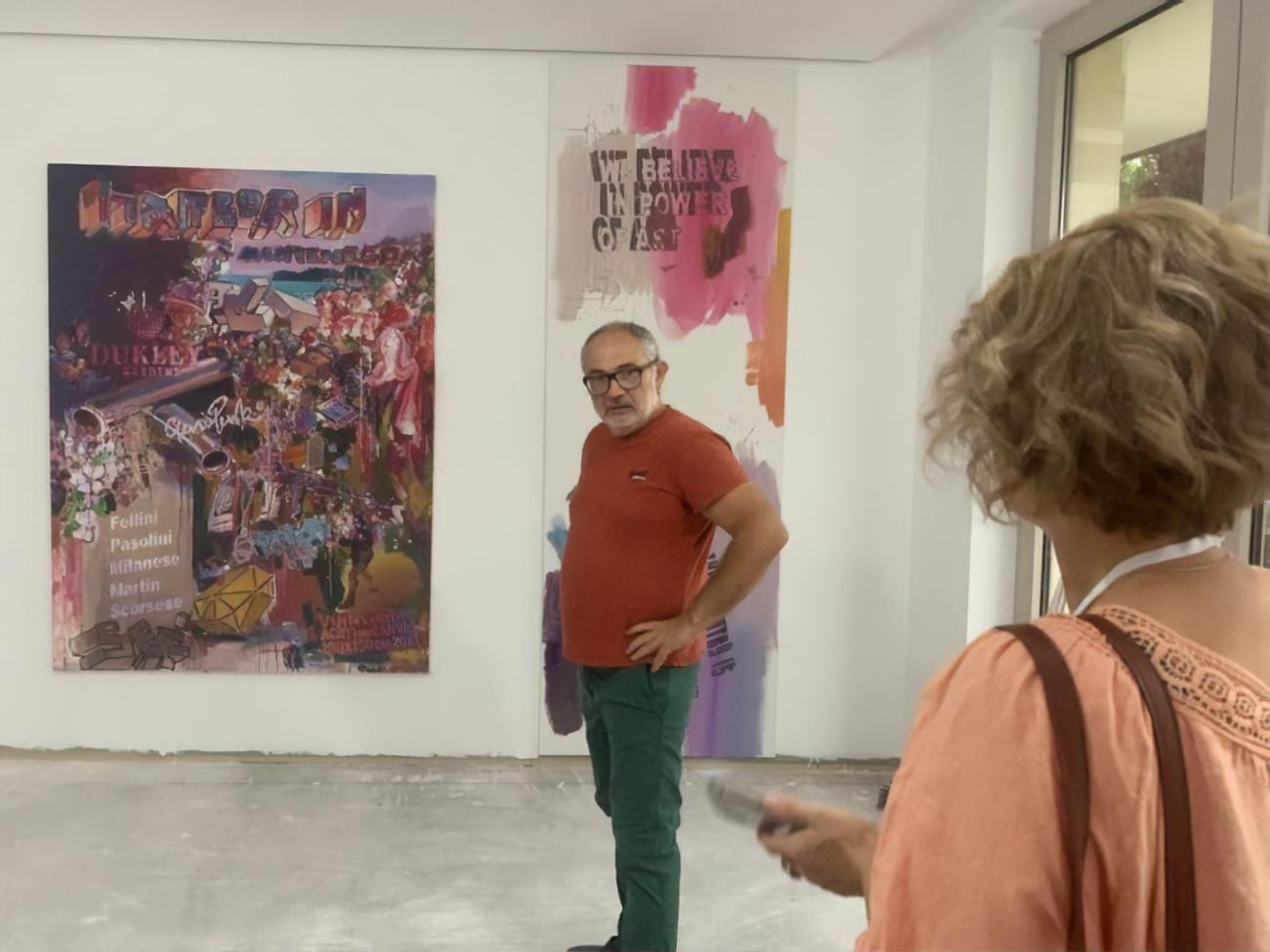 Гельман сам обнаружил надпись на двери квартиры, в которой живет его мать