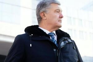 Порошенко: Открою вам тайну: я себе билеты не покупаю