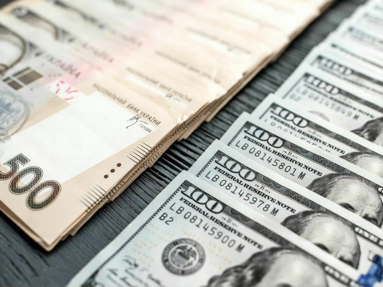 Гривна падает к доллару и евро