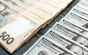 Гривна падает к доллару и евро