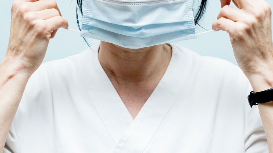 Добова смертність від коронавірусної інфекції в Україні останніми днями падає