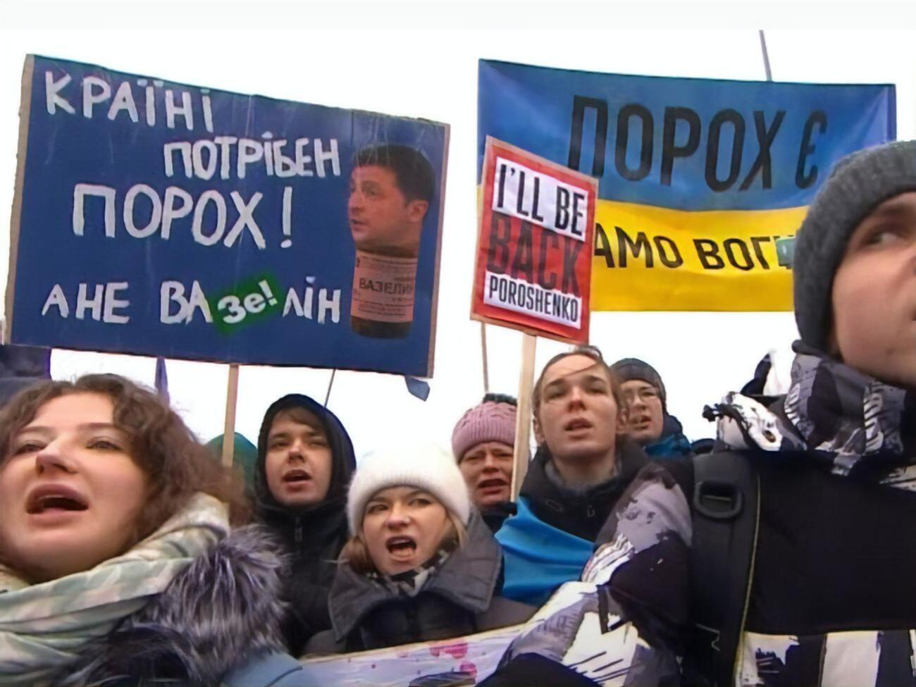 Люди зустрічають Порошенка під будівлею аеропорту