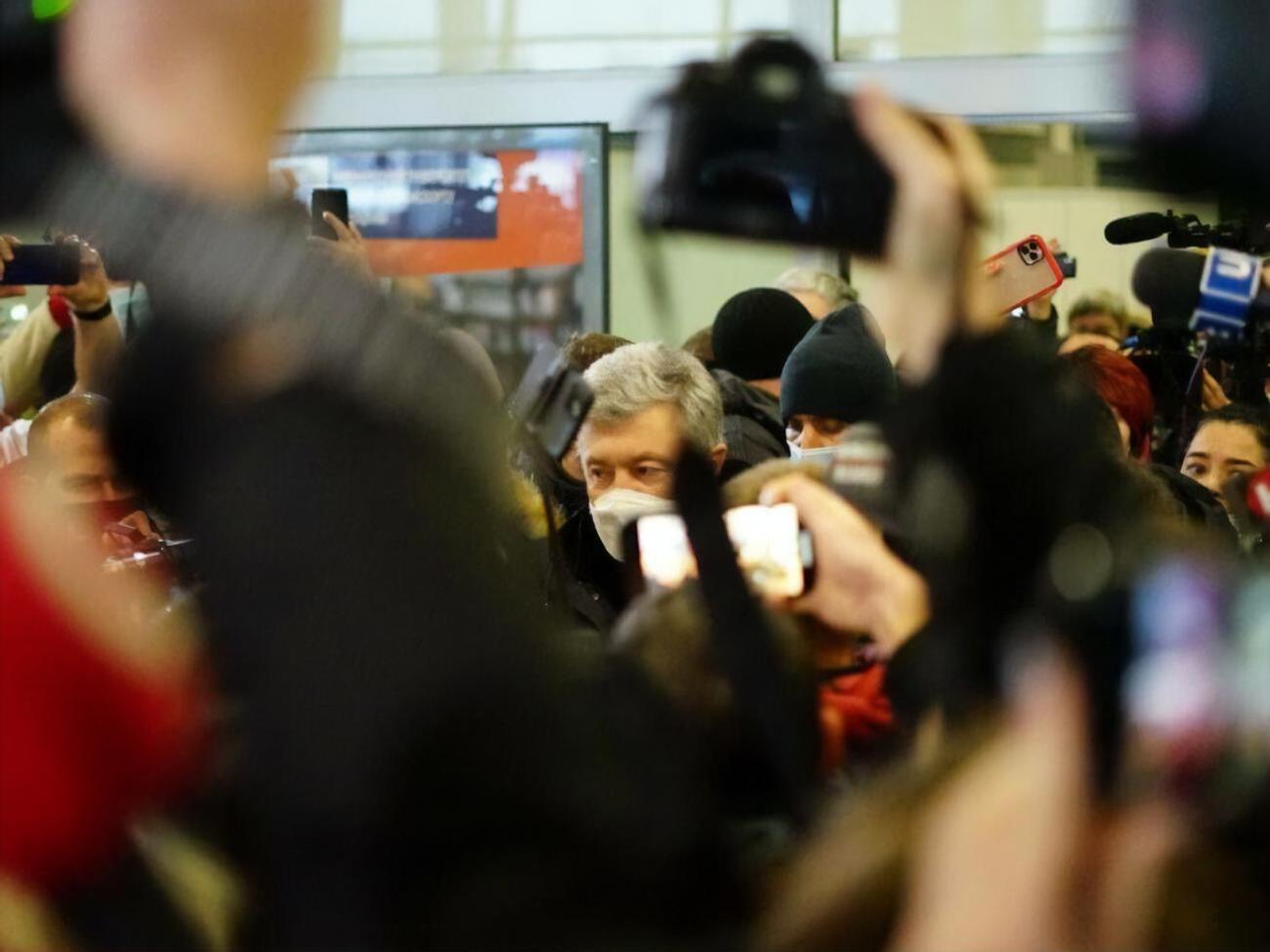 Порошенко дал брифинг в аэропорту