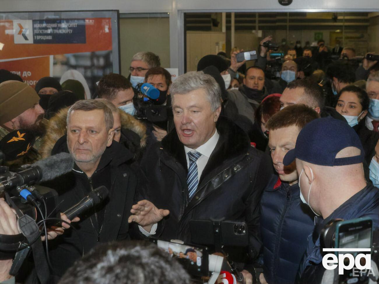 Порошенко (по центру) говорил, что его незаконно пытались&nbsp;не допустить на территорию Украины по прилету из Варшавы