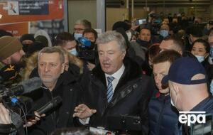 Порошенко (по центру) говорил, что его незаконно пытались не допустить на территорию Украины по прилету из Варшавы