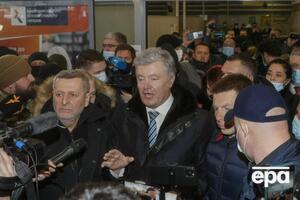 Порошенко (по центру) говорил, что его незаконно пытались не допустить на территорию Украины по прилету из Варшавы