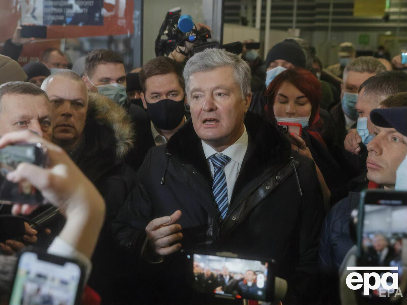 В ГБР заявили, что пытались вручить Порошенко в аэропорту процессуальные документы, но его адвокаты "сбежали"