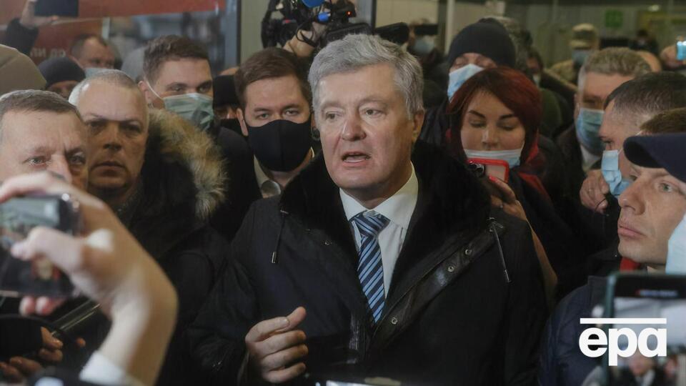 В ГБР заявили, что пытались вручить Порошенко в аэропорту процессуальные документы, но его адвокаты "сбежали"